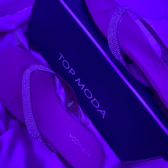 Bling rhinestone flip flops - Picture 2 of 3